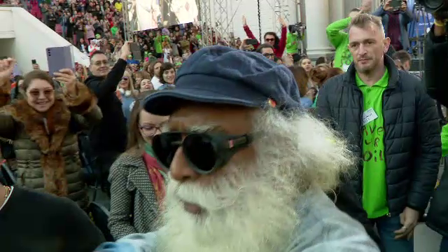 Opt mii de oameni l-au întâmpinat joi seară în București pe Sadhguru, unul dintre cei mai mari lideri spirituali ai lumii