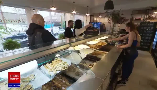 În restaurante, băcănii și patiserii a fost furnicar. Oamenii au ieșit pentru ultimele cumpărături, înainte de Paște
