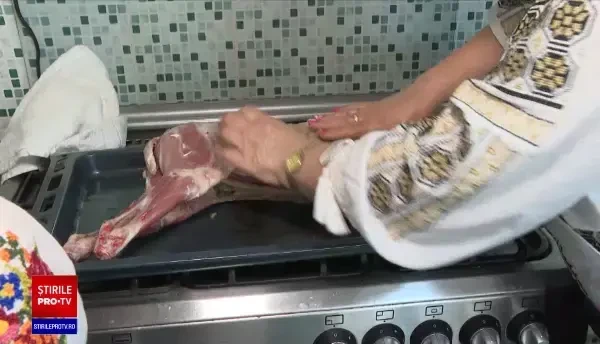 O explozie de gusturi și culori. Friptura de miel și drobul, vedetele mesei de Paște