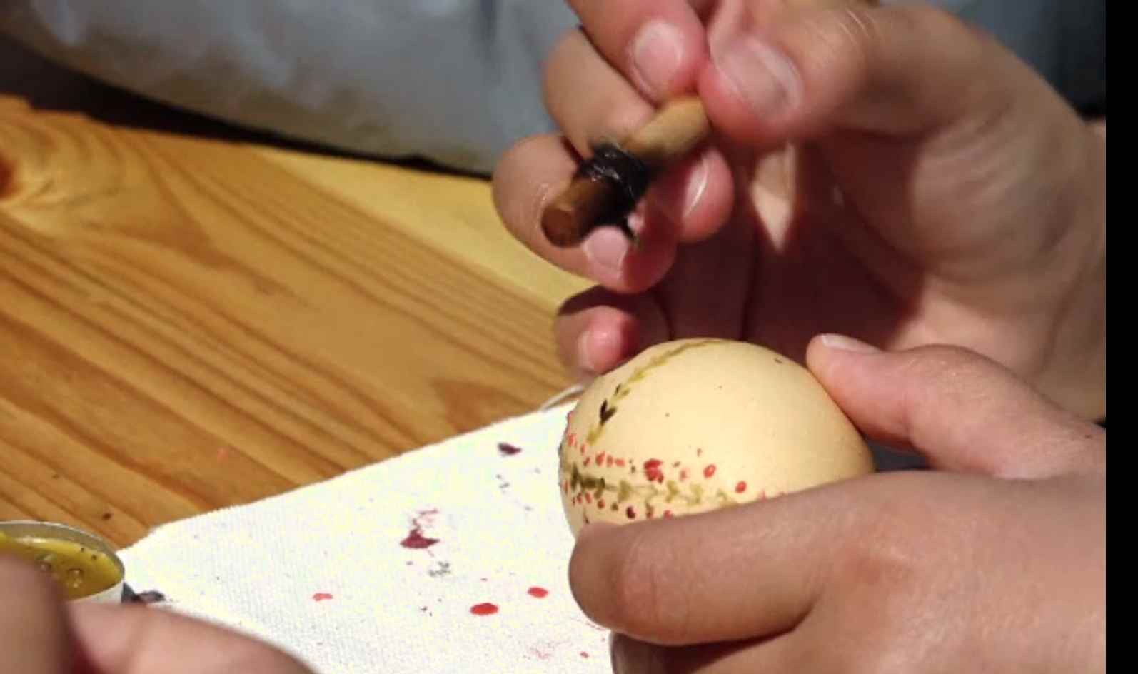 Încondeiatul ouălor cu ceară, obicei din străbuni, în Maramureș