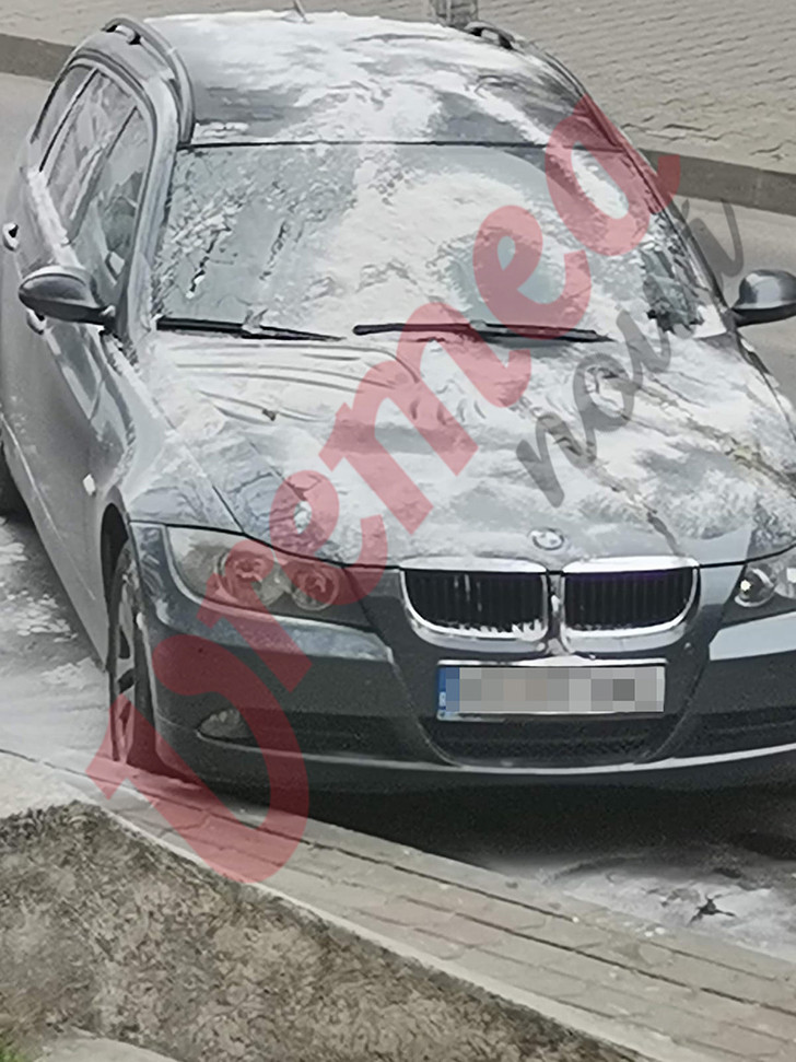 ”Șnițel” BMW. Bolid mânjit cu făină și ouă, în centrul orașului Huși: ”I-a făcut cozonacii direct pe capotă”
