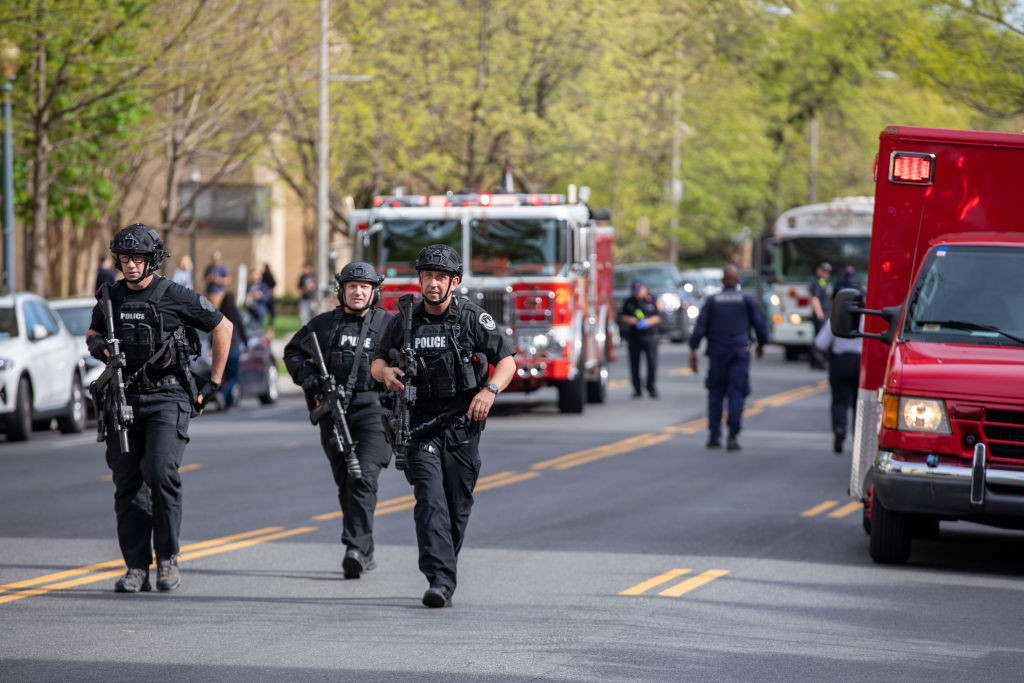 Un bărbat care a împușcat patru persoane pe o stradă din Wasghinton s-a sinucis când poliția a descins în casa lui