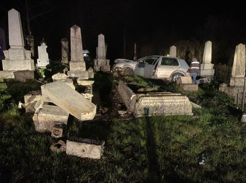 Un șofer beat a ajuns cu mașina printre mormintele dintr-un cimitir
