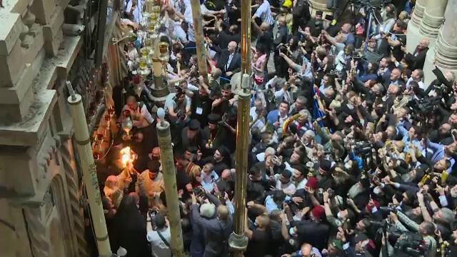 Lumina Sfântă de la Ierusalim a ajuns cu o aeronavă, pe Aeroportul Henri Coandă