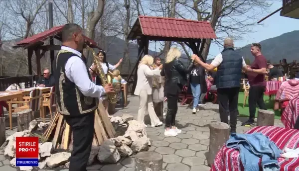 Berbecuți la frigare, vițel la proțap și hore încinse. Așa au petrecut românii în prima zi de Paște