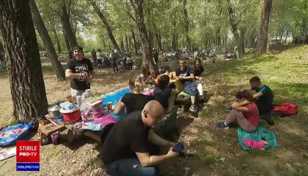 Mulți români au făcut grătare în natură, la iarbă verde, de Paște. „Am venit de la 6 dimineața”