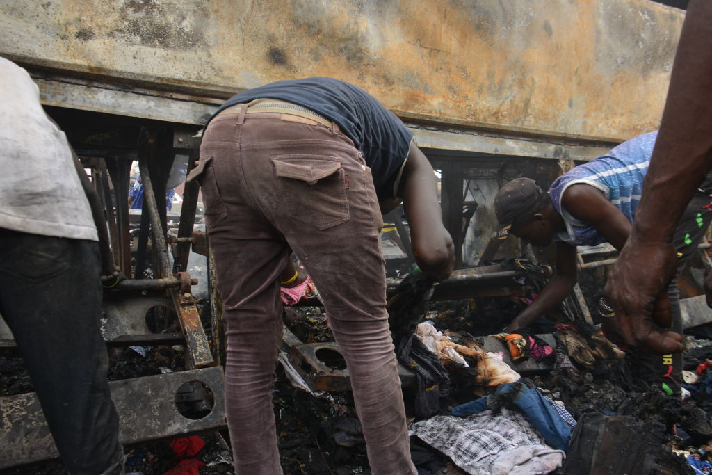 Explozie la o rafinărie clandestină din Nigeria. Sunt peste 100 de morți