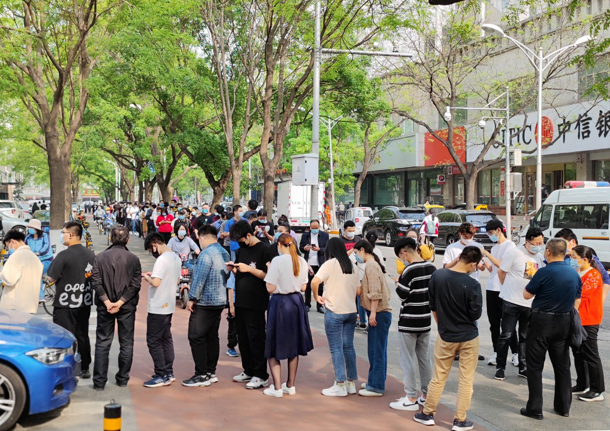 Locuitorii din Beijing iau cu asalt magazinele, de teamă că vor intra în carantină ca Shanghai. La ce produse își fac stocuri