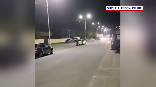 Un șofer care participa la o cursă ilegală în parcarea unui ștrand a intrat pe contrasens și a izbit violent o altă mașină