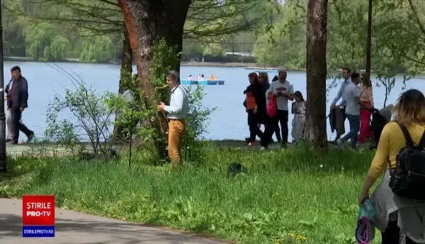 Terasele și parcurile s-au umplut de oameni care au ales să petreacă Paștele în oraș