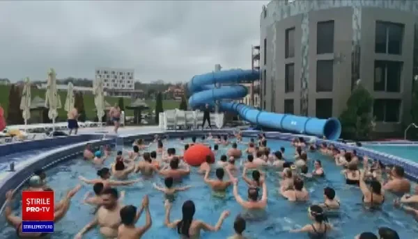 Turiștii care au ales să-și petreacă Paștele în stațiunea Băile Felix au fost invitați la o petrecere cu spumă