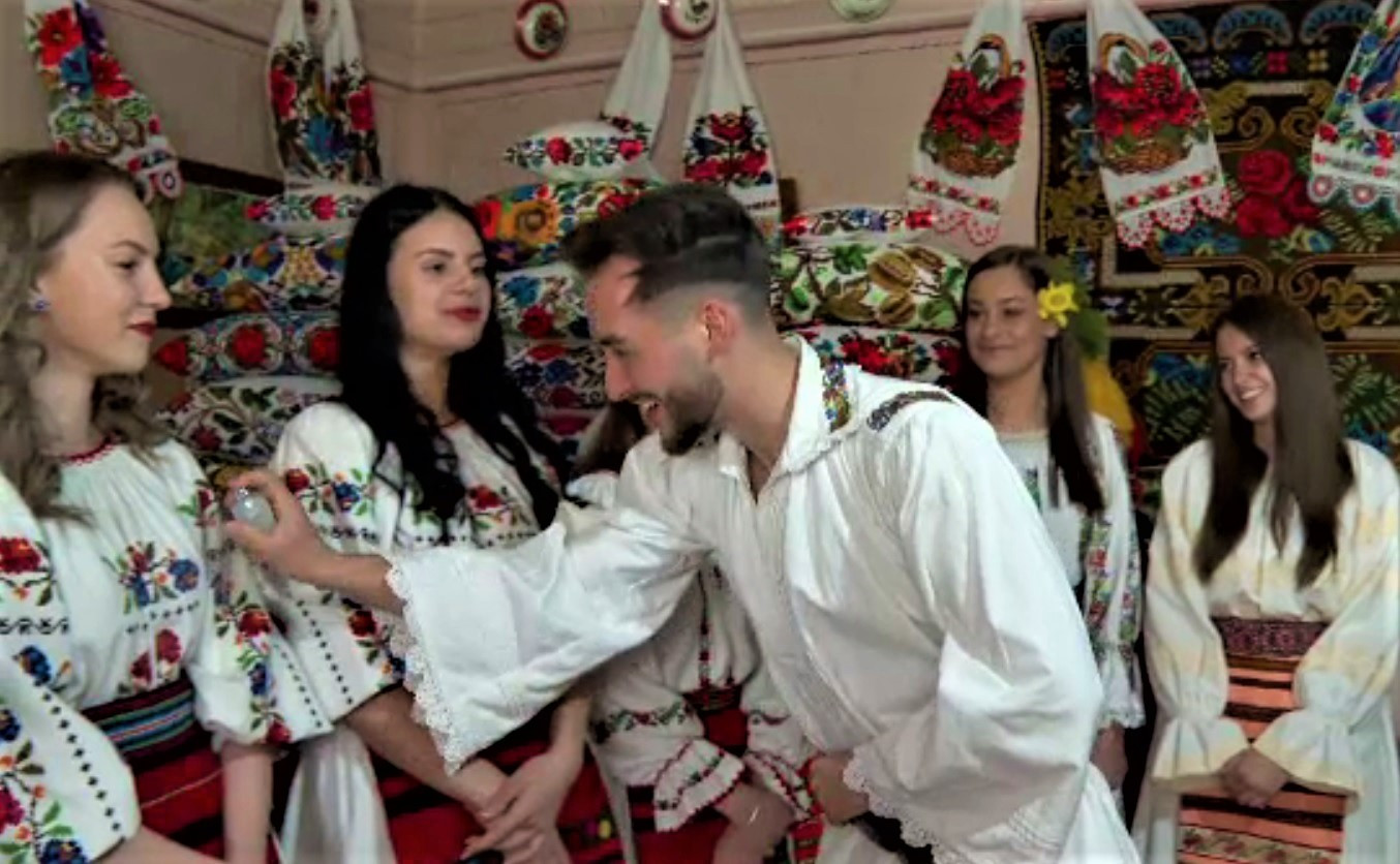 Tradiția stropitului fetelor nemăritate, păstrată de sute de ani în mai multe sate din Ardeal