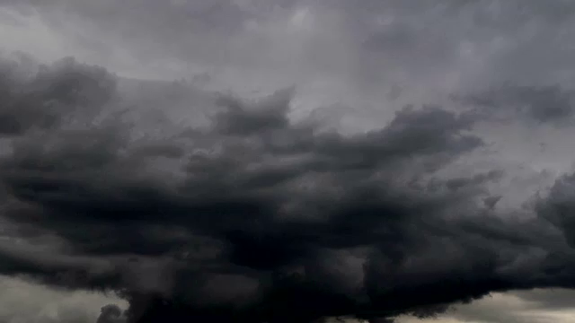 Furtunile au făcut prăpăd în jumătatea de nord a țării. „Noroc că n-a trecut nicio mașină, că-l executa”