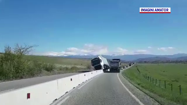 Un tir a stat "parcat" ore în șir pe parapeții care despart sensurile de mers de pe un drum național