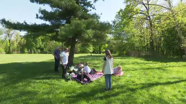 Vreme de vară în București. Oamenii care nu au lucrat s-au relaxat în parcuri