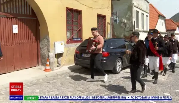 Tradiția stropitului fetelor nemăritate, păstrată de sute de ani în mai multe sate din Ardeal