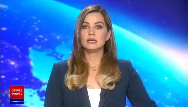 Un tir a stat "parcat" ore în șir pe parapeții care despart sensurile de mers de pe un drum național