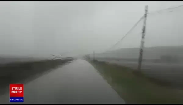 Vijeliile au măturat toată jumătatea de nord a ţării. În Vaslui zeci de gospodării au fost lovite de viituri