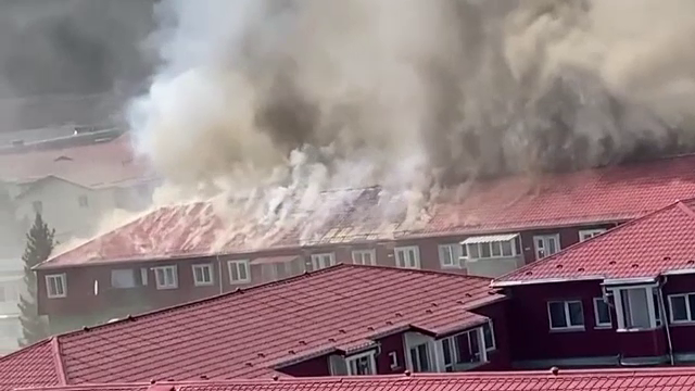 Un incendiu violent a izbucnit la mansarda unui bloc din Râmnicu Vâlcea. Locatarii au scăpat teferi