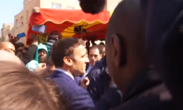 VIDEO Macron, ţinta unui tir cu roşii cherry, în prima sa apariţie publică după ce a fost reales