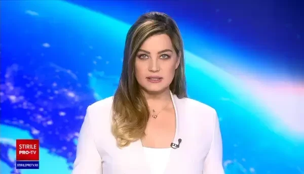 O mașină cu 4 tineri a fost acroșată de o dubă pe o stradă cu sens unic