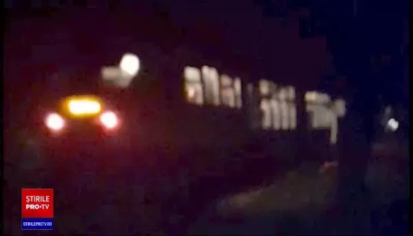 ANIMAȚIE GRAFICĂ. Momentul în care un tren lovește o ambulanță SMURD aflată în misiune. Femeia care o aștepta a murit