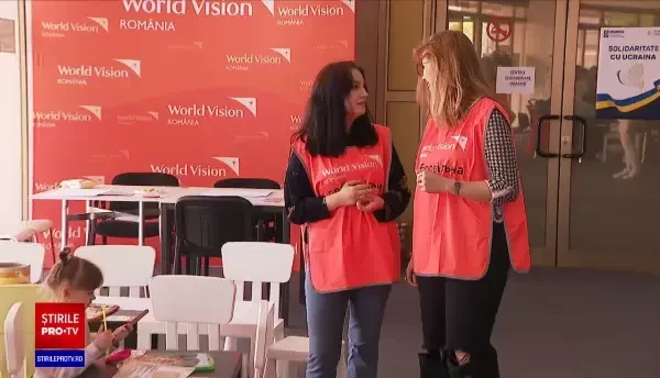 Două fete de 16 ani fac voluntariat la centrul pentru refugiaţi de la Romexpo. Au grijă de copiii ucraineni