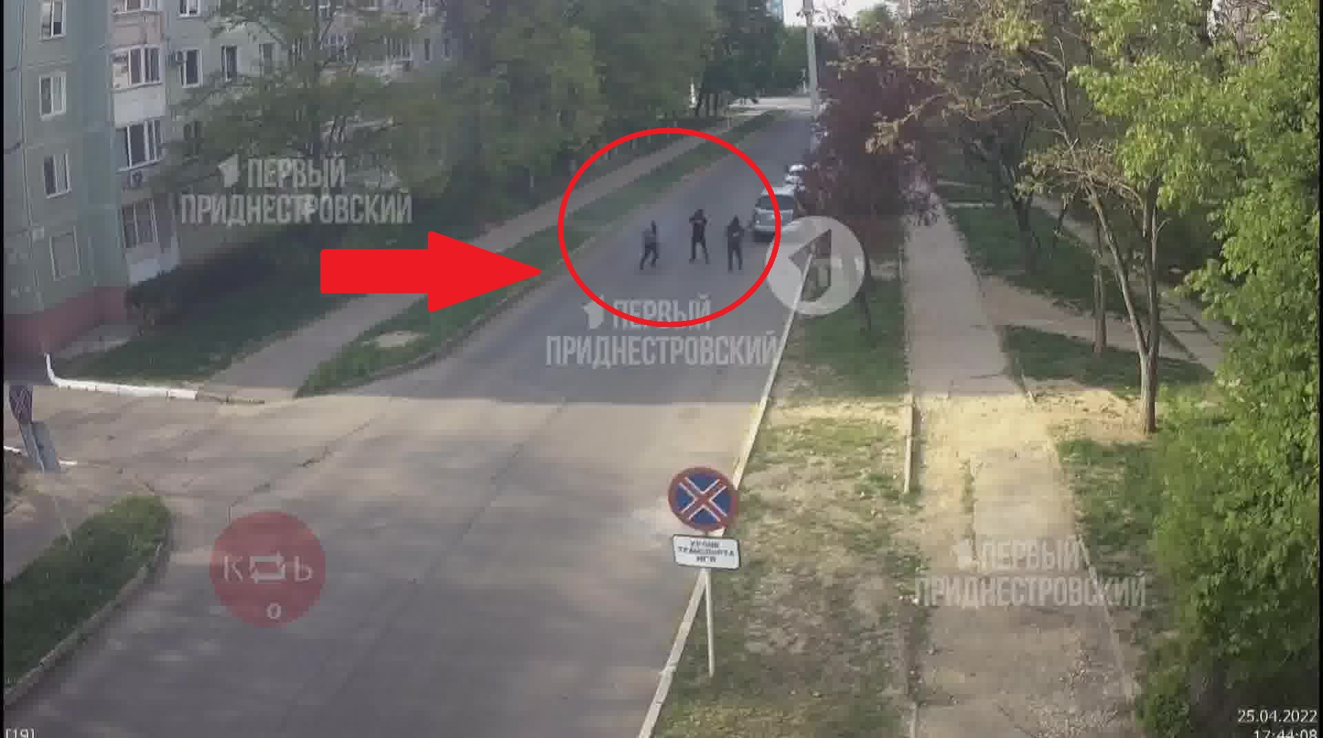 VIDEO cu momentul în care indivizi mascați atacă cu grenade clădirea Securității din Tiraspol