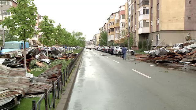 Vreme rea în toată țara. Acoperișurile unor blocuri din Craiova au fost luate de vânt