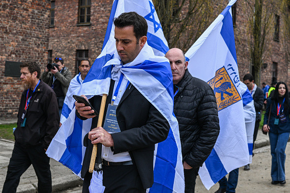 Steagul Ucrainei, fluturat la Marșul de Comemorare al Holocaustului la lagărul nazist Auschwitz. GALERIE FOTO