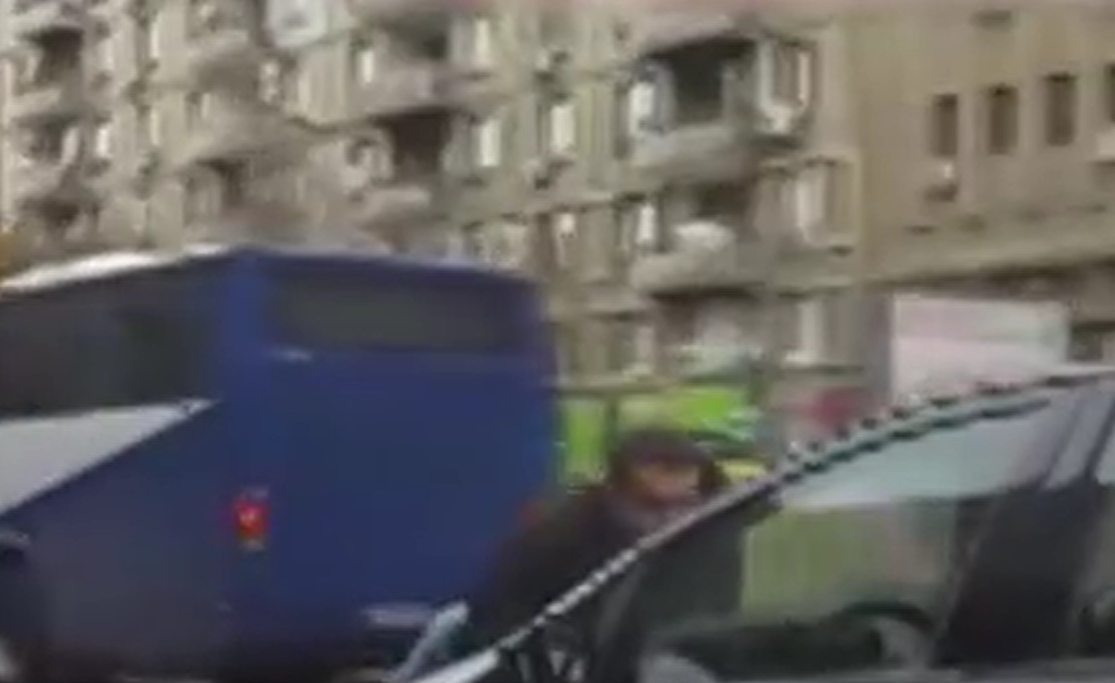 Pedeapsă dură pentru o șoferiță din București care a purtat un bărbat pe capotă acum șapte ani