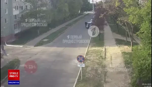 VIDEO cu momentul în care indivizi mascați atacă cu grenade clădirea Securității din Tiraspol