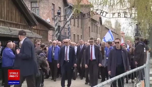 Steagul Ucrainei, fluturat la Marșul de Comemorare al Holocaustului la lagărul nazist Auschwitz. GALERIE FOTO