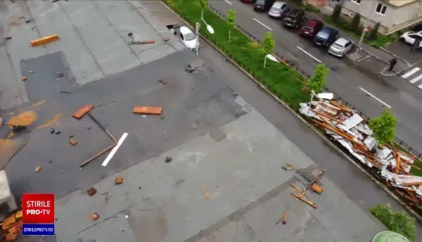 Vreme rea în toată țara. Acoperișurile unor blocuri din Craiova au fost luate de vânt