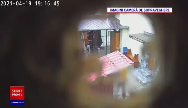 Scandal în Argeș. Un preot este acuzat de vecini că se ușurează pe gardul dintre proprietăți și le aruncă petarde în curte