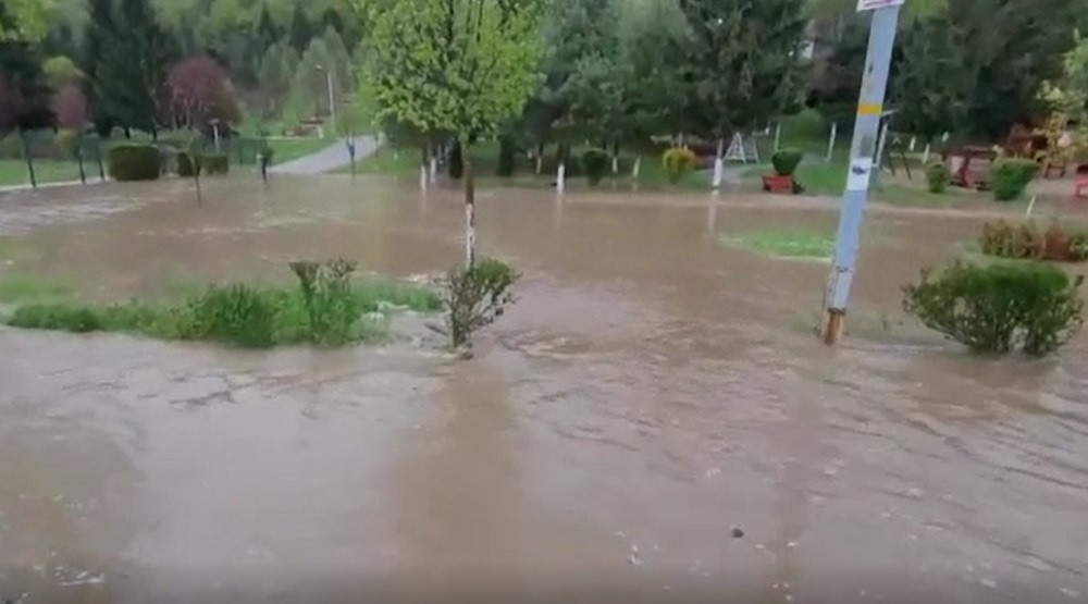 Ploaia torențială a făcut prăpăd în județul Hunedoara. Un parc din Deva a fost transformat în albie de râu