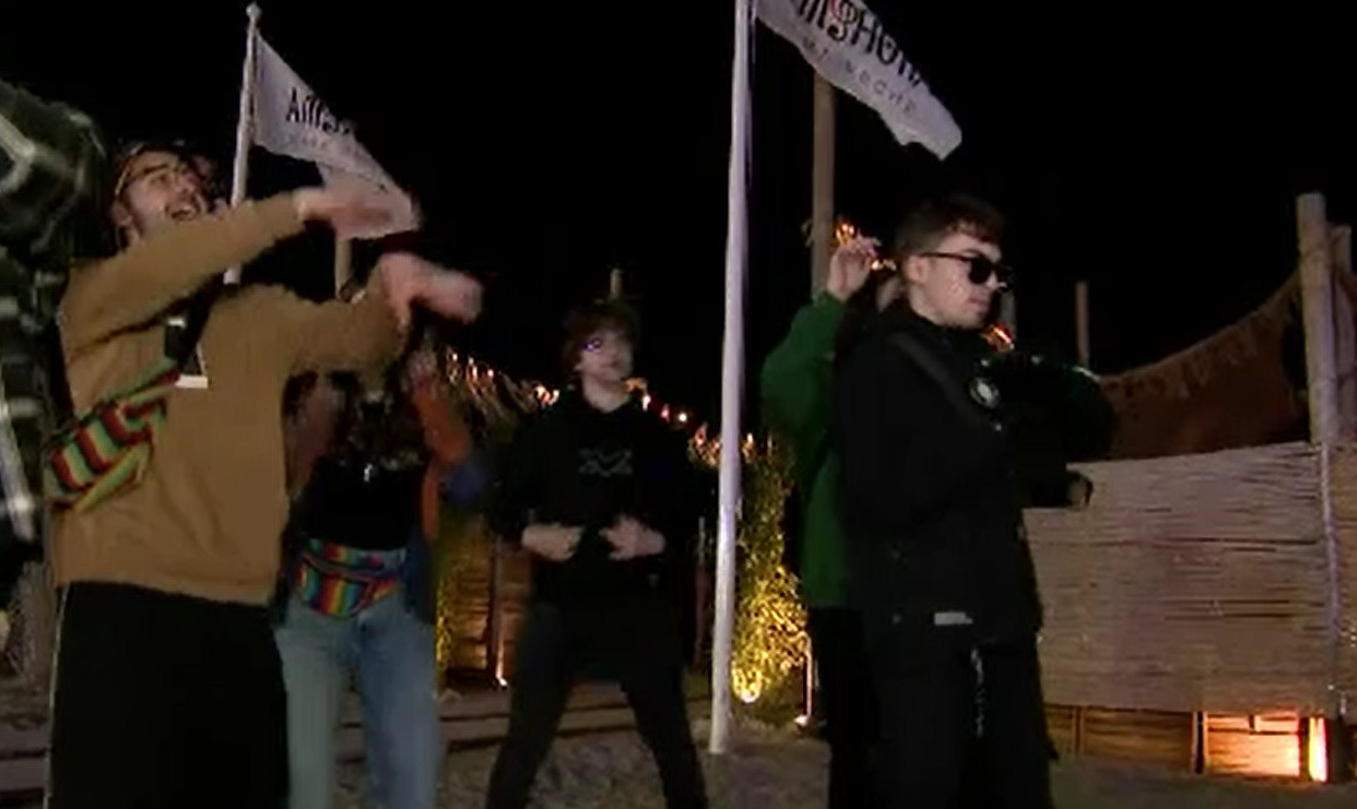 Tinerii au luat cu asalt cluburile de pe litoral. Imagini spectaculoase din Mamaia și Vama Veche