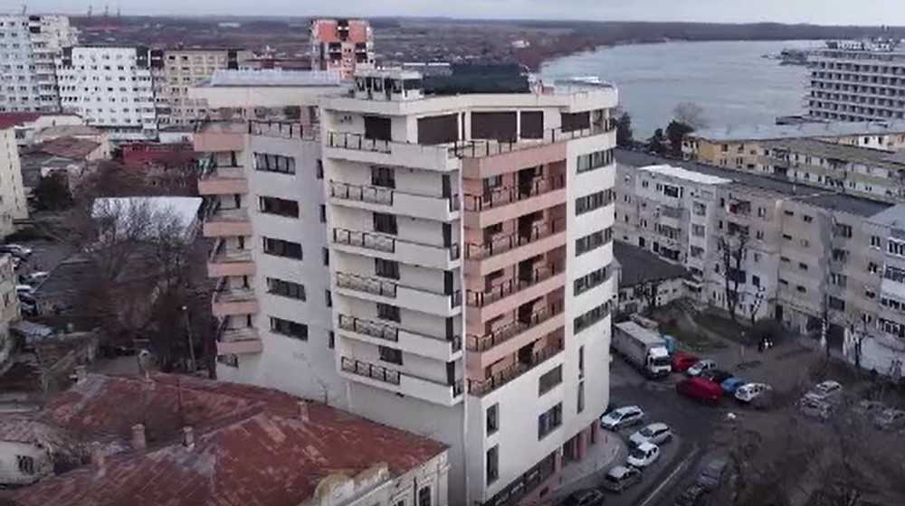 Firma președintelui Consiliului Județean Tulcea a ridicat un bloc cu 8 etaje într-o zonă protejată istoric