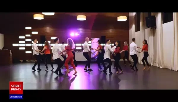 Tot mai mulți români stresați se relaxează la sala de dans, după serviciu: ”E important să vii”