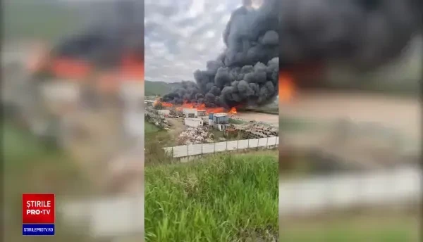 VIDEO. Incendiu de proporţii într-o piaţă de haine second hand din Braşov. A fost transmis un mesaj Ro-Alert