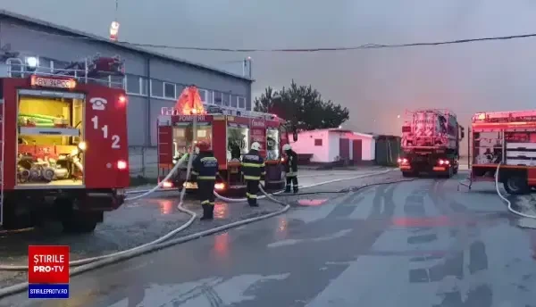 Pompierii intervin la incendiul izbucnit la piața de haine din Brașov