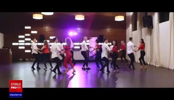 Tot mai mulți români stresați se relaxează la sala de dans, după serviciu: ”E important să vii”