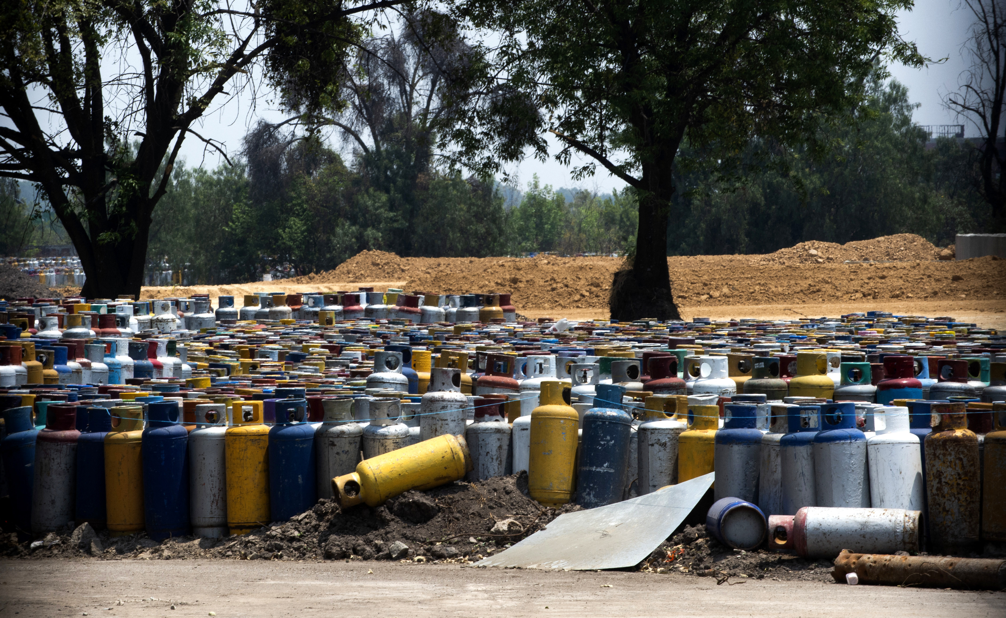 Un uriaș cimitir de butelii de gaz s-a format în Mexico City. Oamenii spun că locuiesc lângă o bombă. FOTO și VIDEO