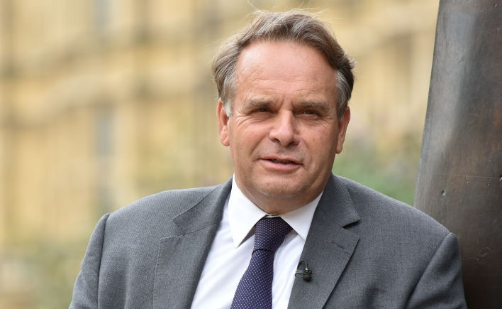 Un deputat britanic a demisionat după ce a fost prins că urmărea pornografie pe telefon