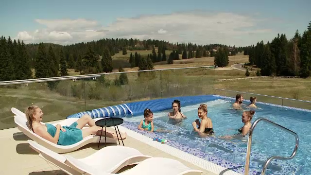 La piscină, la munte, de 1 mai. „Mai bine ca la Constanța, aer curat”