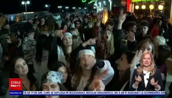 Petrecerile au repornit în Vama Veche. Mii de tineri au dansat și cântat sub cerul liber