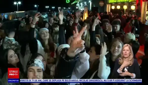 Petrecerile au repornit în Vama Veche. Mii de tineri au dansat și cântat sub cerul liber