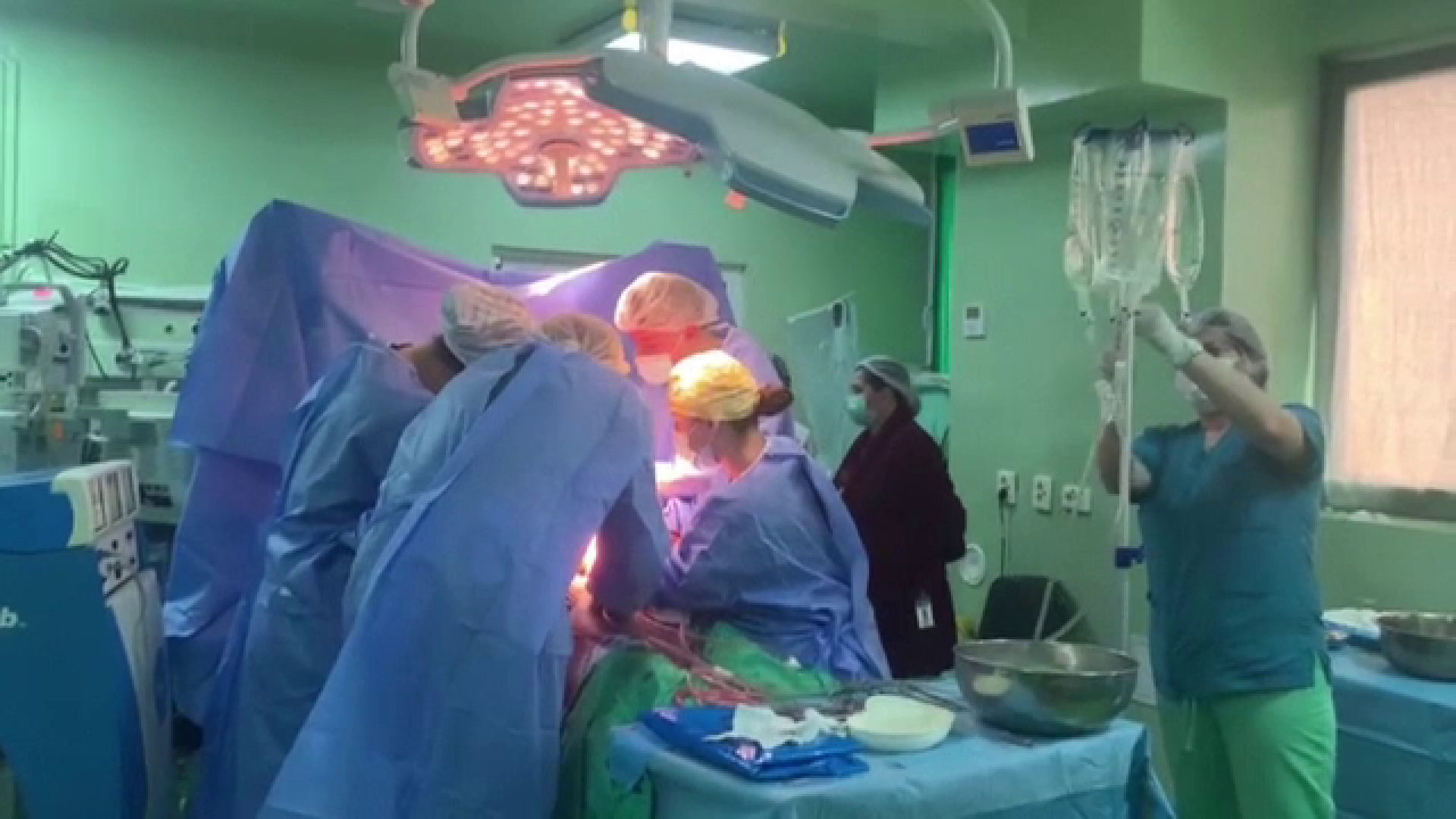 Fetița de 5 ani cu insuficiență hepatică severă a fost supusă unui transplant de ficat. Ce spun medicii care au operat-o