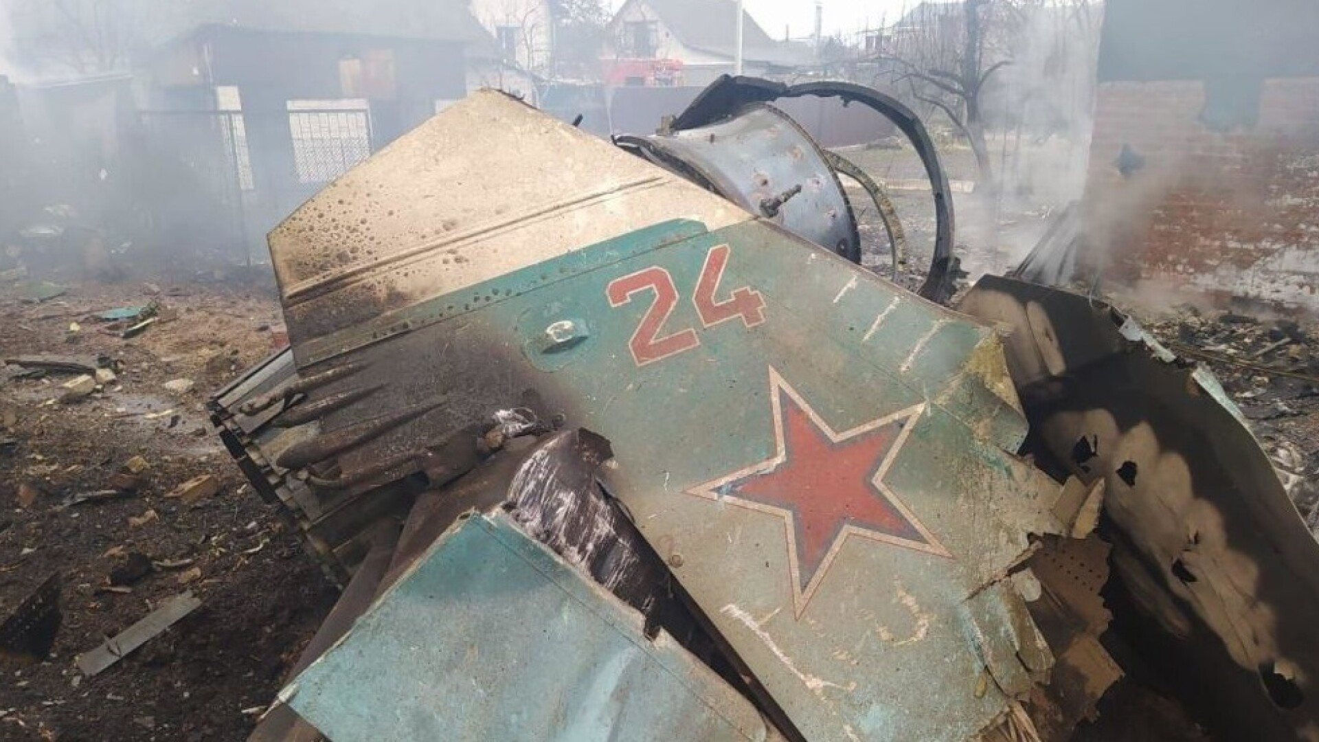 Un afacerist din Ucraina vinde brelocuri confecţionate din epava unui avion rusesc doborât