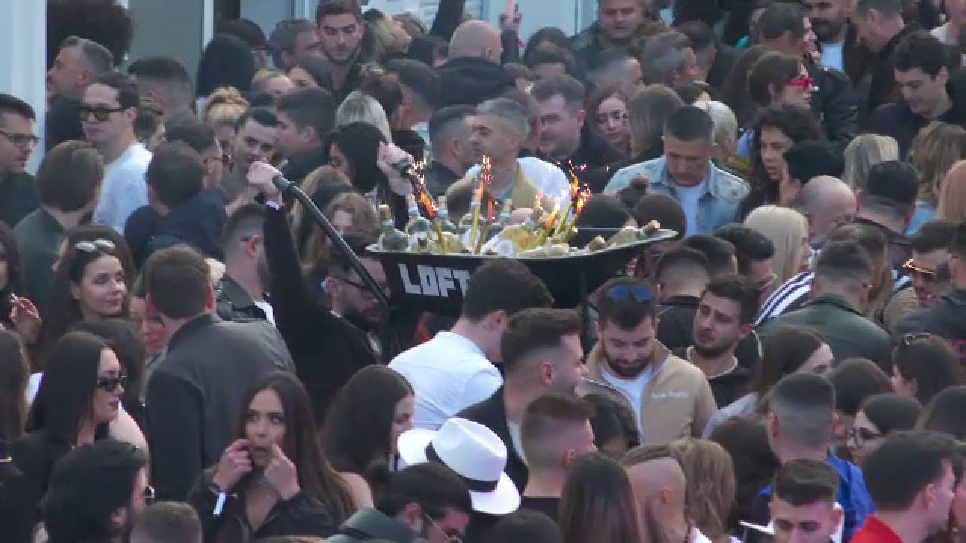 Tinerii au petrecut pe litoral de 1 Mai ca înainte de pandemie. Cluburile au fost pline până la refuz